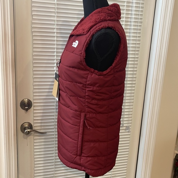 The North Face Mossbud REVERSIBLE Insulated Pomegranate Vest-Packable - Picture 5 of 7